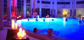 Großes Innenbecken - gedimmtes Licht und brennende Kerzen um das Becken Großes Innenbecken - gedimmtes Licht und brennende Kerzen um das Becken